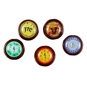 ห่วงคล้องโทรศัพท์มือถือแบบทิเบต ทังก้า ซินนาบาร์ พร้อมลูกปัดห่วงคล้องข้อมือ ลิงยาน มันตรา กรีนทารา เยลโล่เวลธ์ - Product Image 4