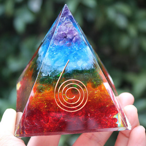 Pirámide de Cristal con Bobina de Latón y Resina Epoxi, Adorno Hecho a Mano para Decoración del Hogar, Torre de 7 Pisos Arcoíris - Product Image 2