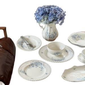 Service de vaisselle en céramique bleu floral rétro français - Compatible micro-ondes, comprenant assiettes à soupe, assiettes à dessert, assiettes plates, bol, tasse à café et soucoupe - Product Image 5