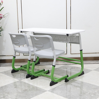 Mobilier scolaire classique : chaises et tables deux places en bois réglables, ensemble de bureaux et chaises pour étudiants
