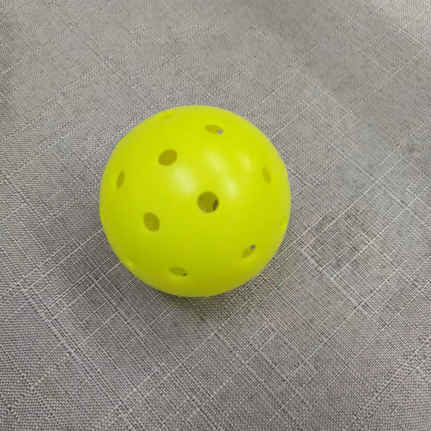 Balle de pickleball jaune à 40 trous