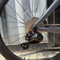 Vélo de route KOZO Shi Mano 105 OEM en fibre de carbone aérodynamique 7,9 kg, frein à disque hydraulique, roues à rayons légères de course 700C