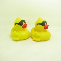 Canard de bain flottant en plastique PVC jaune personnalisé de 8cm Jouet en caoutchouc numéroté lesté pour le divertissement à l'heure du bain