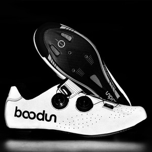Chaussures de cyclisme Boton avec semelle en fibre de carbone, réfléchissantes argentées, ajustement athlétique, pour vélo de route, système clipless - Product Image 1