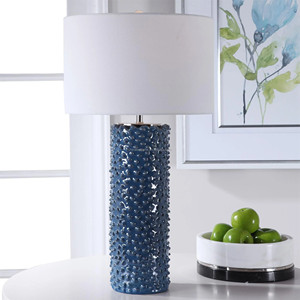 Lampe de table moderne de style côtier en céramique texturée bleue avec abat-jour en lin blanc |   Éclairage artisanal audacieux pour les clients d'hôtel - Product Image 1