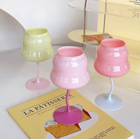 Verre à vin torsadé en forme de macaron Verres à vin en verre de haute qualité petits et élégants de style rétro de couleur crème.