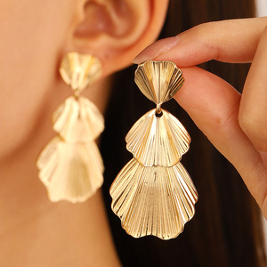 Pendientes Largos de Lujo con Flores Chapadas en Oro de 18K para Mujer, con Borlas Modernas y Perlas, Diseño Geométrico - Product Image 1