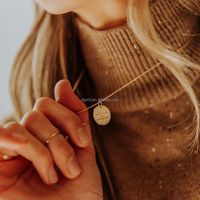 Collier de disque rond gravé personnalisé en acier inoxydable Bijoux de tous les jours Collier d'amitié de disque personnalisé en or 18 carats pour femmes