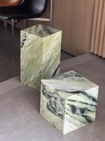 Support en marbre vert naturel sur mesure grande dalle polie utilisée comme étagère de table basse pour application de sol de salle de bain