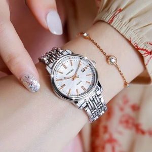 Montre de couple de luxe assortie, bracelet en acier inoxydable bicolore, élégante, décontractée, lumineuse, étanche, à quartz avec fenêtre de calendrier - Product Image 6