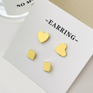 Vente en gros de boucles d'oreilles en forme de cœur simples et élégantes plaquées or 18 carats pour femmes - Product Image 6