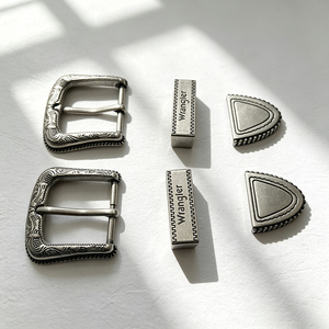 Juego de Hebillas de Metal para Cinturón, Estilo Vintage, con Logotipo Grabado y Extremos Triangulares - Product Image 1