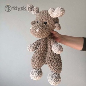 Peluche vache au crochet faite à la main - Poupée câline artisanale pour le sommeil du bébé, jouet en peluche en coton biologique, décoration de chambre d'enfant - Product Image 2