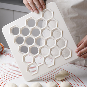 Ustensiles de cuisine : Moule à raviolis russes, moule à pelmeni en plastique, machine à presser la pâte pour la préparation de dumplings à la viande - Product Image 1