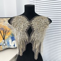 En stock, patch en forme d'aile de fleur brodée en sequins 3D en plastique avec des perles de cristal, à coudre sur une applique en organza pour robe de mariée