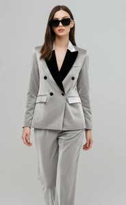 Ensemble tailleur élégant gris argenté en velours pour femme : blazer croisé et pantalon ajusté – Tenue de bureau de luxe - Product Image 2
