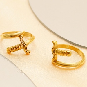 Anillo Estilo Espada y Daga, Chapado en Oro <span class=keywords><strong>de</strong></span> 18K, Anillo <span class=keywords><strong>de</strong></span> Acero Inoxidable Ajustable Abierto con Diseño <span class=keywords><strong>de</strong></span> Cuchillo - Product Image 1