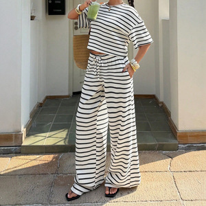 Set da Donna con Pantaloni Casual a Vita Alta a Righe e T-Shirt a Maniche Corte in Poliestere e Spandex, Abbigliamento Color Block, Azienda di Vendita all'Ingrosso - Product Image 1