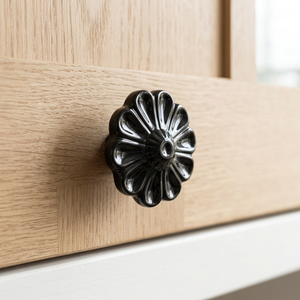 Bouton de tiroir décoratif en métal à motif floral, poignée ronde de style classique pour tiroirs, type à insertion par boulon, boutons modernes pour la maison - Product Image 1
