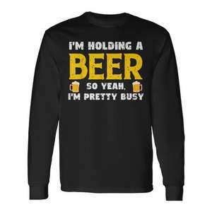 Estoy sosteniendo una cerveza, así que sí, estoy bastante ocupado, camiseta de manga larga con humor. - Product Image 1