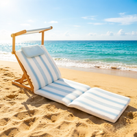 Chaise longue de plage pliable en bois de Sapele rayé moderne avec dossier inclinable réglable et coussins pour usage extérieur sur patio