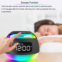 Horloge LED multifonctionnelle Haut-parleur à dents bleues Lumière ambiante RVB Réveil Hi-Fi Haut-parleur BT Réveil avec éclairage d'ambiance