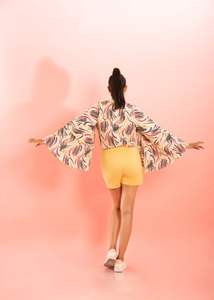 Conjunto de Dos Piezas para Mujer: Camisa Estampada y Falda-Pantalón Amarillo Mantequilla, Diseño Vibrante, Estilo Moderno y Cómodo - Product Image 5