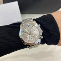 Montre chronographe à quartz pour femme, lunette fixe, cadran texturé or rose, plusieurs sous-cadrans, aiguilles lumineuses, bracelet en métal