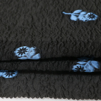 Design de luxe Jh Jacquard Tissu Finition Soyeuse 78% Polyester 22% Nylon Noir Support Tissu Bleu Motifs De Fleurs Pour Robe