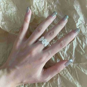 Bague en argent pur S925 Wenchi, style rétro exquis, motif floral ajouré, incrustée, design de niche féminin, luxe léger haut de gamme - Product Image 1