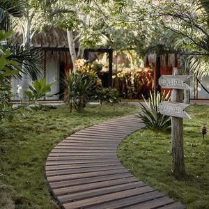Pasarela de Madera para Exteriores, Tablas de Pino Encajables Antideslizantes, Diseño Rústico con Ranuras Rectangulares para Caminos de Jardín - Product Image 4