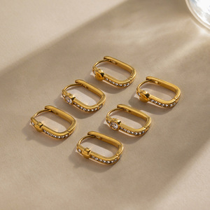 ต่างหูแบบห่วงชุบทอง 18K สแตนเลสประดับเพชรขาวรูปตัว U รูปหัวใจ เครื่องประดับสำหรับงานปาร์ตี้สำหรับผู้หญิง - Product Image 4