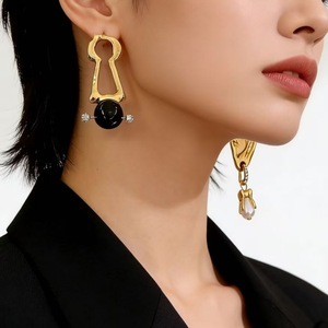ต่างหูแบบห้อยทรงไม่สมมาตรสไตล์วินเทจ โลหะผสมสังกะสี มุกเทียมเกรด AAA รูปทรงไม่สม่ำเสมอ สีดำ สำหรับผู้หญิง สวมใส่ได้ทุกวัน แบบหนีบ - Product Image 3