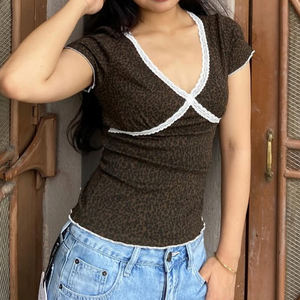 Camiseta de Encaje con Estampado de Leopardo para Mujer, Sexy, Ajustada, Cuello en V, Estilo Urbano, Diseño de Hombros Descubiertos, Moda Casual de Verano - Product Image 2