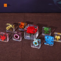 Cadeau d'affaires promotionnel carré personnalisé plexiglas cristal mini bureau ornement résine cube presse-papiers résine époxy artisanat pour la maison