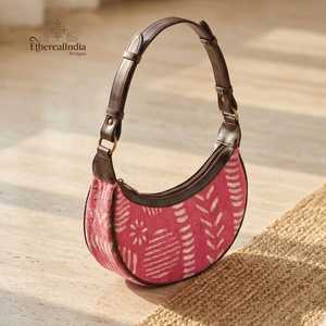 Bolso Hobo Rosa Ikat Hecho a Mano, Bolso de Hombro en Forma de Media Luna, Bolso Boho de Algodón, Bolso de Mano Moderno para Uso Diario, Venta al por Mayor en India - Product Image 5