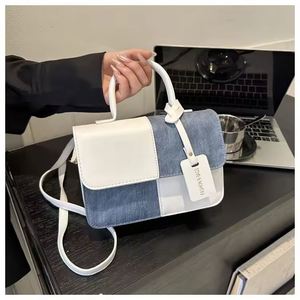 Bolso de hombro tipo cubo estilo hobo de verano para mujer a la moda con bordado de perro de piel sintética y nailon resistente al agua - Product Image 5