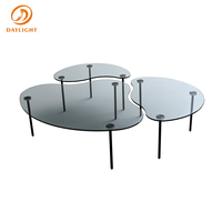 Ensemble moderne de 3 tables basses gigognes, plateau rond irrégulier en verre trempé avec pieds en métal, tables d'appoint asymétriques à hauteur variable