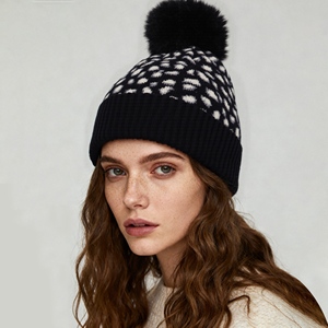 Gorro de Invierno Tejido de Moda, con Logotipo Personalizado, Grueso, con Protección para las Orejas, con Pompón - Product Image 1