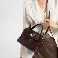 Sac à main en cuir de vachette véritable pour femme, sac à bandoulière structuré avec longue sangle amovible et fermoir métallique