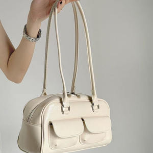 Bolso bandolera de piel sintética rectangular estructurado con diseño multicompartimento elegante y práctico - Product Image 4