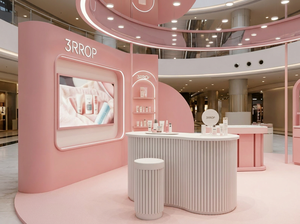 Chiosco di Bellezza Moderno Curvo Rosa, Espositore Multistrato Personalizzato, Negozio Pop-up per Prodotti Skincare per Centri Commerciali - Product Image 3