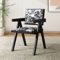 Table et chaises de salle à manger de mariage modernes et minimalistes, structure en bois massif, chaises de restaurant pour location événementielle, chaises d'hôtel avec accoudoirs.