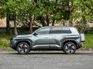 Equation Leopard Titanium 3 2025, SUV Compacto, Edición Conducción Inteligente Max, con Volante a la Izquierda y Techo Solar, en Venta - Product Image 3