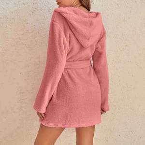 Robe de chambre décontractée à capuche pour femme, en flanelle thermique 100 % polyester respirante et chaude, col en V, manches longues, poches, ceinture, collection automne-hiver - Product Image 3