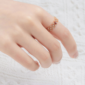 Bague solitaire luxueuse en or massif 14 carats avec halo de zircon pour un style audacieux - Product Image 3