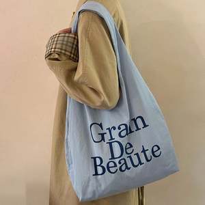 กระเป๋าผ้าแคนวาสหูเชือกแบบกำหนดเองพร้อมโลโก้  รักษ์โลก ใช้ซ้ำได้ พร้อมพิมพ์ลายตัวอักษร - Product Image 3