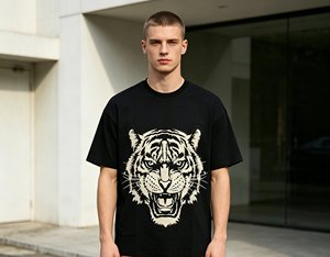 เสื้อยืดแขนสั้นผู้ชายแบบสั่งทำพิเศษ พิมพ์ลายตัวอักษรประดับเพชร ลายเสือ คอกลม ผ้าเจอร์ซีย์ลำลอง ทรงปกติ - Product Image 2
