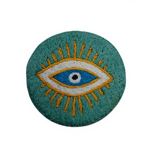 Badge brodé à la main avec motif œil protecteur et branches d'olivier, art populaire circulaire, décoration d'intérieur - Product Image 1