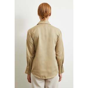 Camisa Minimalista Beige de Popelina para Mujer, Estilo Casual con Botones - Product Image 1